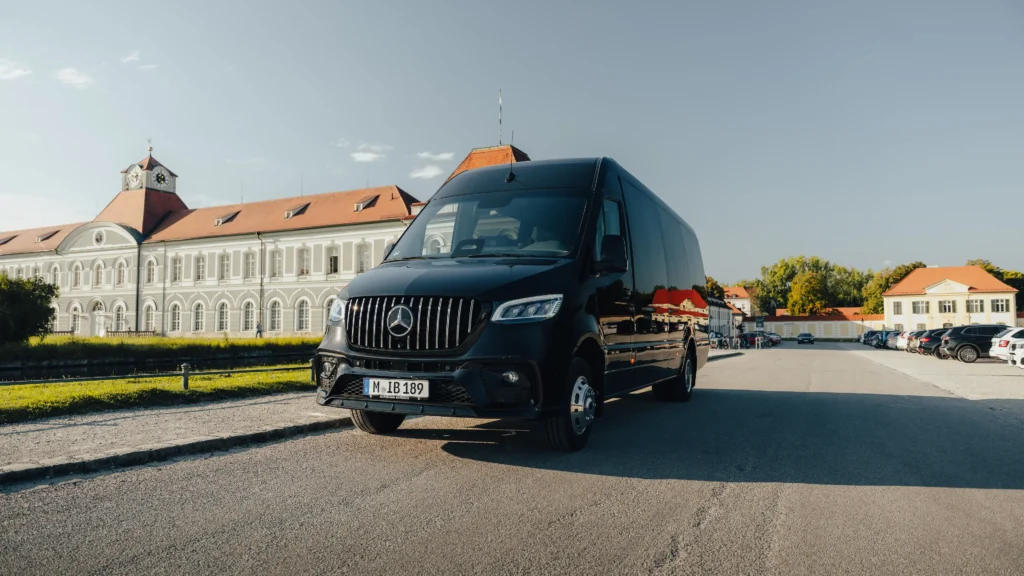 Kleinbus mieten München fährt durch die Stadt